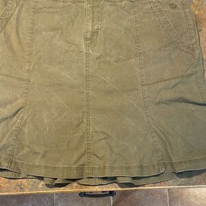 Mountain Hardware Woman’s Size 14 Green A line Skirt With Pockets